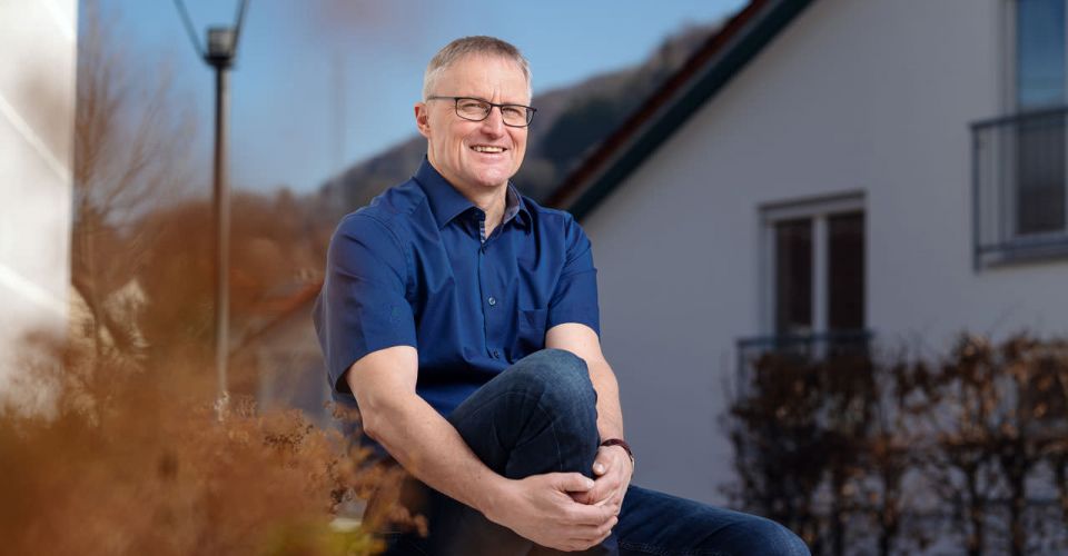 Roland Schweikert auf einer Mauer in der Ortsmitte Gruibingen